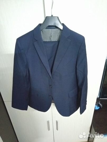 Продам детские школьные костюмы