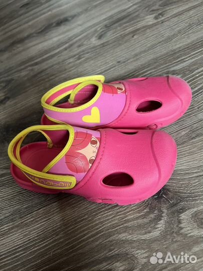 Нарукавники и тапки для купания