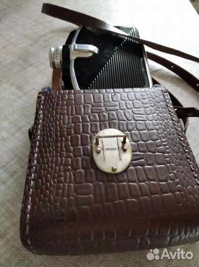 Кинокамера антикварная в футляре работает