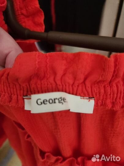 Красное платье фирмы 