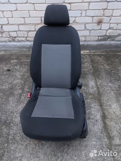 Переднее и задние сиденья VW Polo 2011