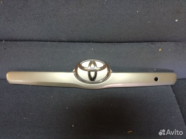 Накладка крышки багажника Camry V40 2006-2011