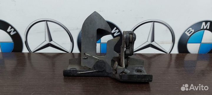 Крюк капота Мерседес W211