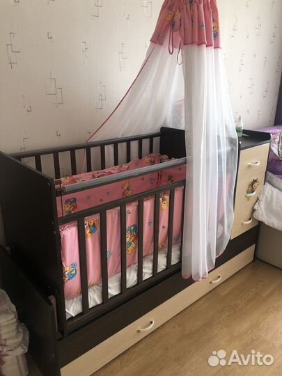 Детская кровать с маятником и комодом