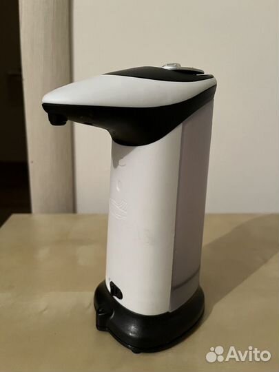 Сенсорный дозатор для антисептика или жидкого мыла