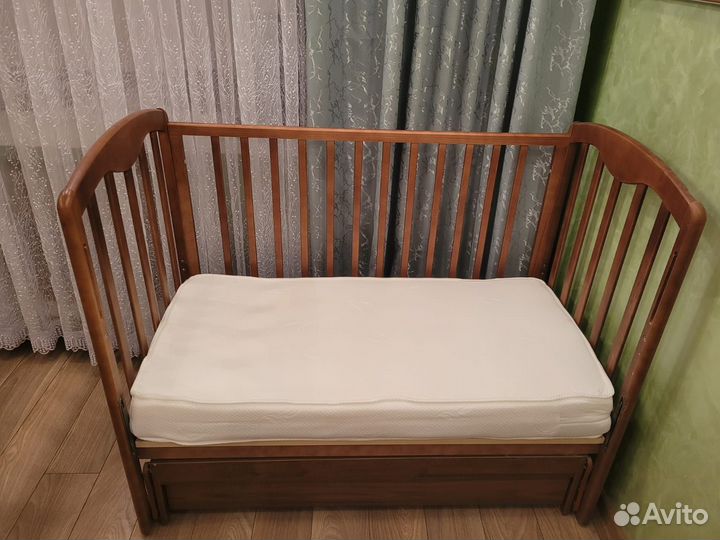 Детская кроватка с маятником и ящиком