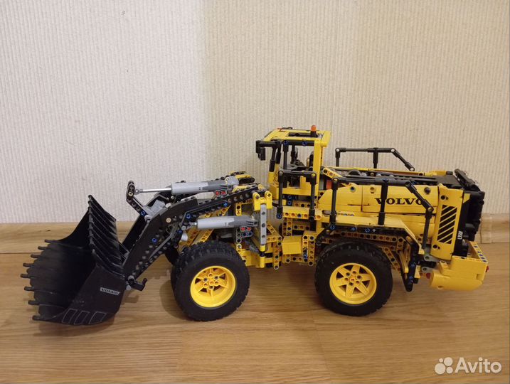 Автопогрузчик Volvo L350 Lego Technic 42030