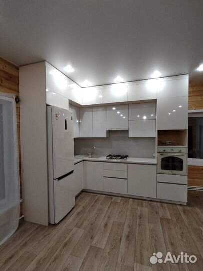 Кухонный гарнитур глянцевый/ кухня под потолок