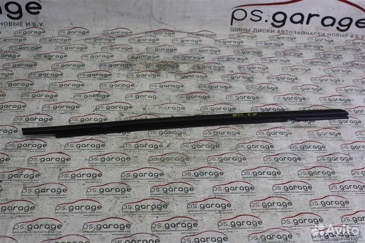 Молдинг стекла задней правой двери Opel Astra H