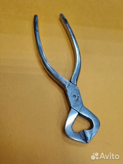 Старинные щипцы для колки сахара. Клеймо вач