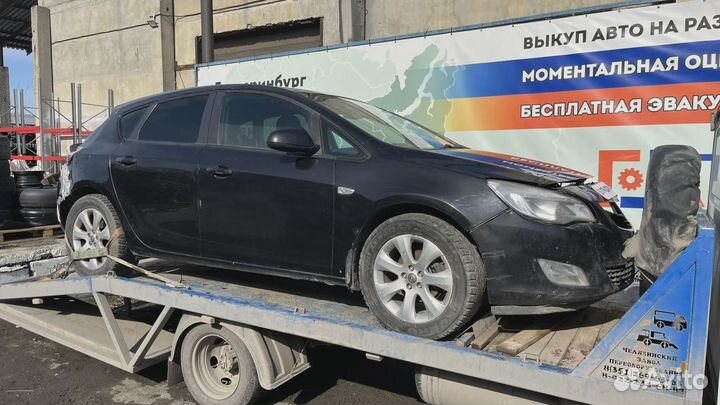 Обшивка двери передней правой Opel Astra (J) 22310