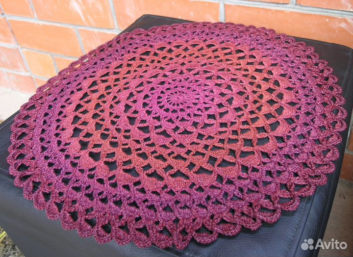 Салфетка круглая вязаная бордовая Ручная работа