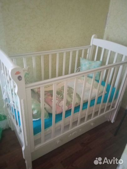 Детская кроватка с поперечным маятником