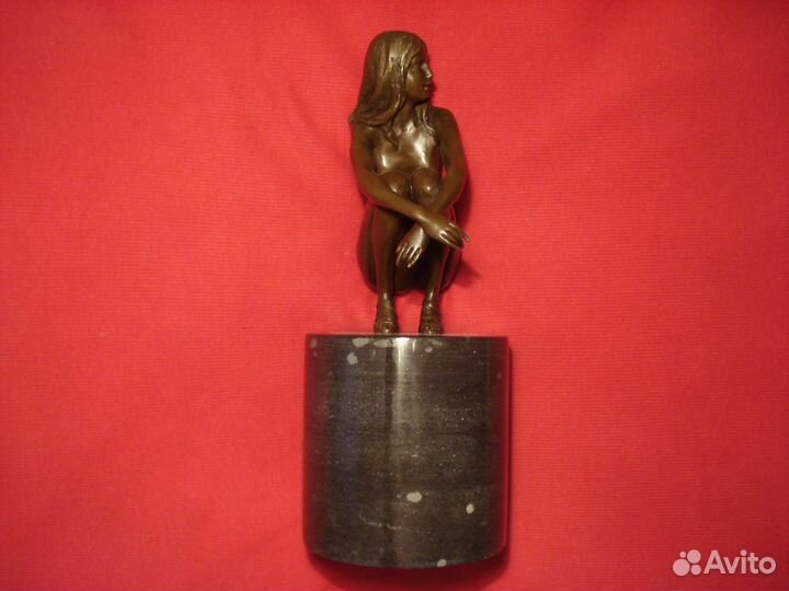 Обнаженная Девушка На корточках Эротика Франция