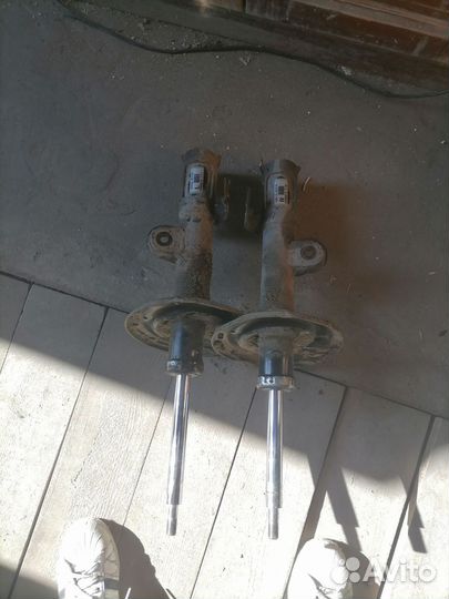 Передние амортизаторы toyota RAV4 3