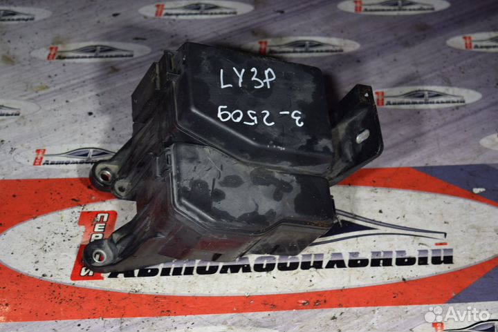 Блок предохранителей c Mazda MPV LY3P L3-VE