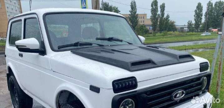 Пластиковый воздухозаборник на капот