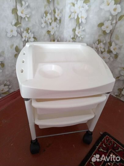 Стул для мастера педикюра