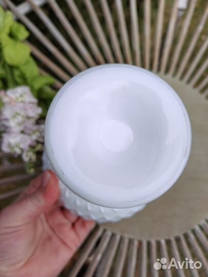 Старинная вазочка на ножке