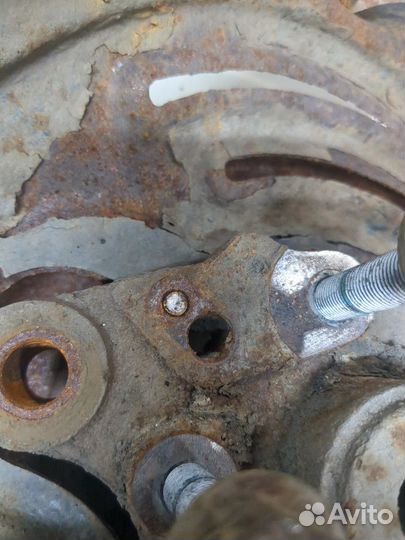 Ступица (кулак, цапфа) левая задняя Renault Trafic