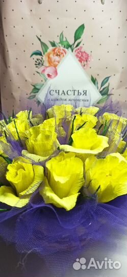 Розы из гофрированной бумаги с конфетой