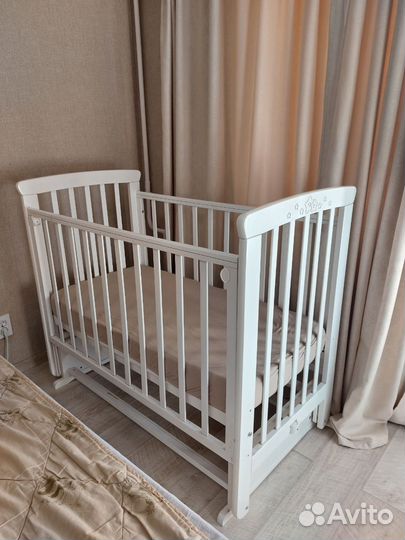 Кроватка с маятником и матрасом