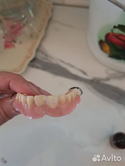 Искуственный зуб