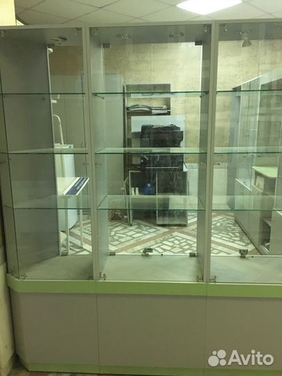 Продаю торговое оборудование (витрины)