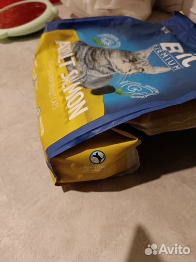 Лоток для кошек маленький и корм Брит