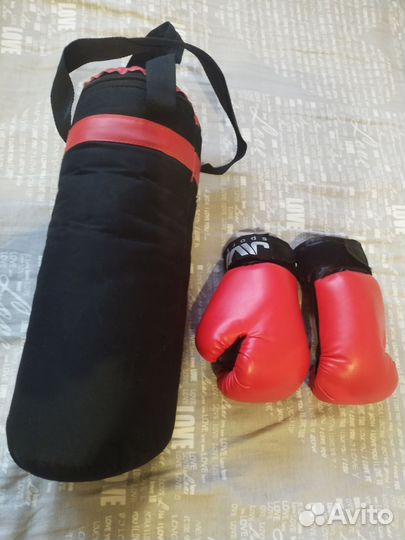Боксерские перчатки, и груша