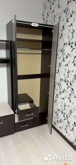 Шкаф распашной с зеркалом и ящиками, 210 на 80 см