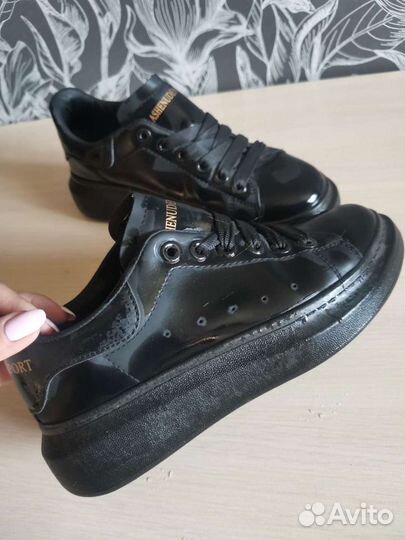 Продам женские кроссовки на осень