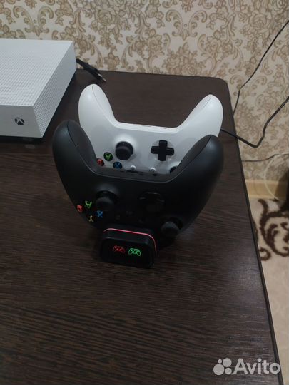 Xbox One S 500 gb + 2 геймпада