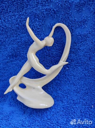 Фарфоровая статуэтка 
