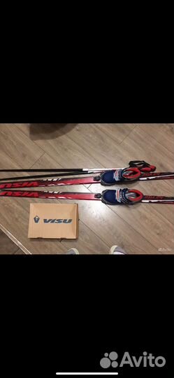 Лыжные палки и лыжи