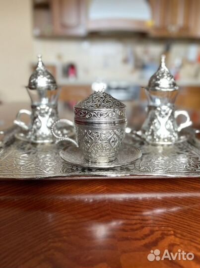 Стаканы армуды, металлический поднос