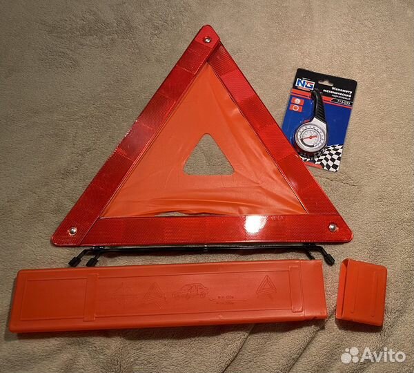 Манометр и знак аварийной остановки