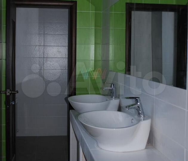 Здание с собственной парковкой на Проспекте