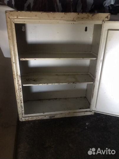 Старинный медицинский шкаф-аптечка 30-40 гг