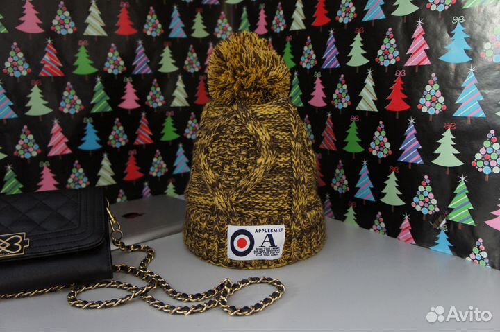 Шапка с помпоном коричневая