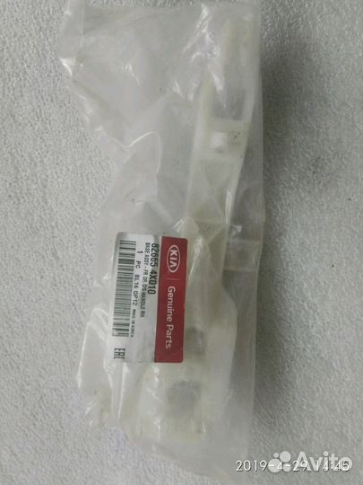 Кия Рио 3 кронштейн ручки двери перед правый