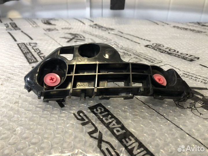 Кронштейн бампера передний правый Toyota Camry V70