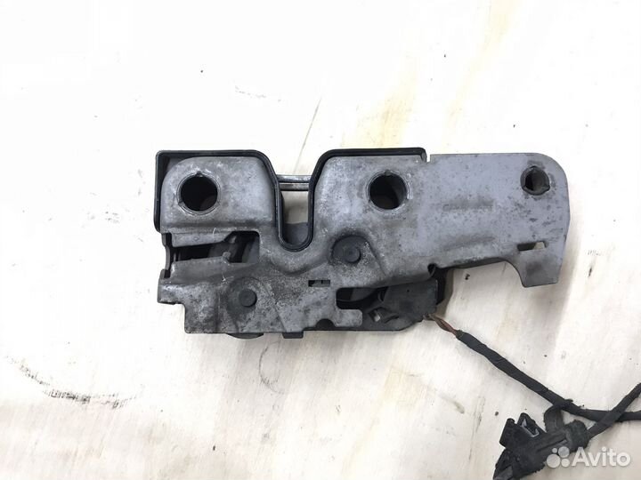 Замок капота 3AB823509C Passat B7