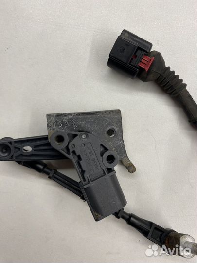 Датчик высоты подъема задний левый Volkswagen