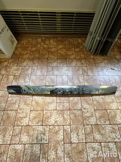 Накладка задней двери/крышки Land Cruiser 200