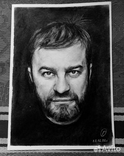 Портрет по фото карандашом, углём