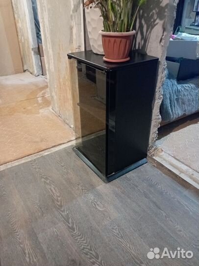 Тумба со стеклянной дверью