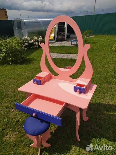 Стол для макияжа