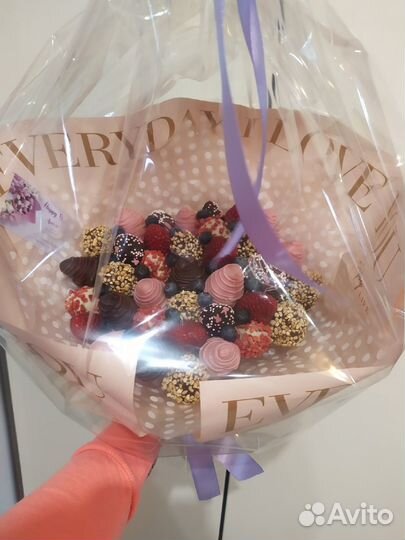 Букеты из цветов и клубники в шоколаде