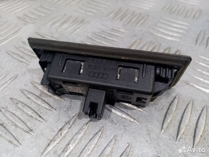 Б/У Плафон подсветки номера Audi Q3#001